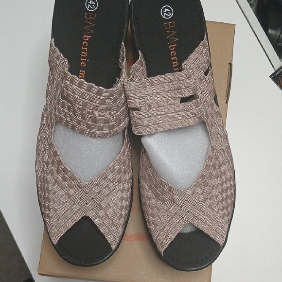 bernie mev. Shoes - bernie mev. Women's Nude Metallic Woven Sandals